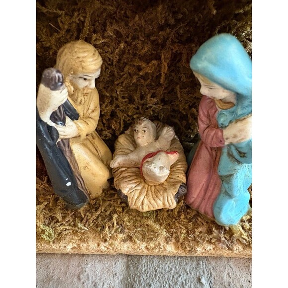 Miniature Christmas Nativity Scene Baby Jesus in a Manger in the Stable w/ Mary - Picture 4 of 10